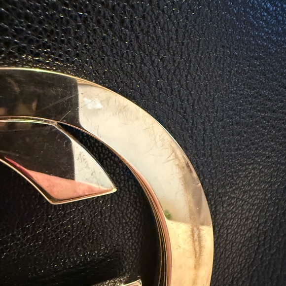 Gucci Black Leather Shoulder Bag with Gold Emblem - Picture 7 of 8